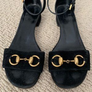 GUCCI LILLIAN ICONIC SUEDE LOGO BUCKLE